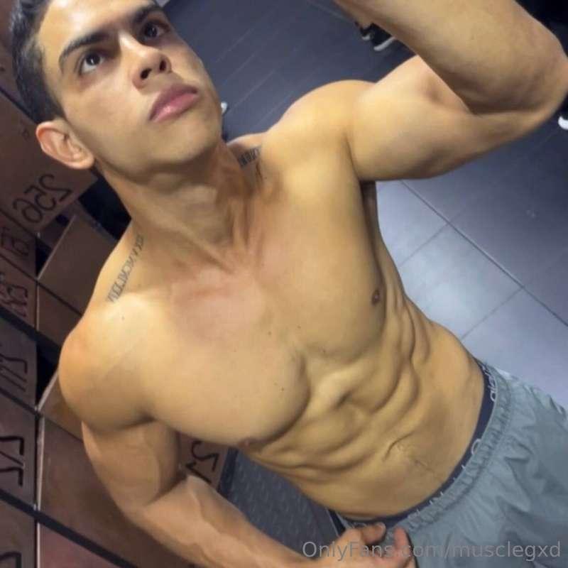 🚨🚨FOLLOW MY BEST FRIEND WITH HUGE 24CM COCK, VERY THICK AND ..