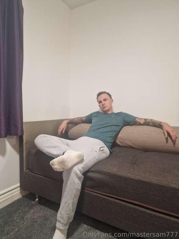 Grey joggers and big bulge. What a combo 👅