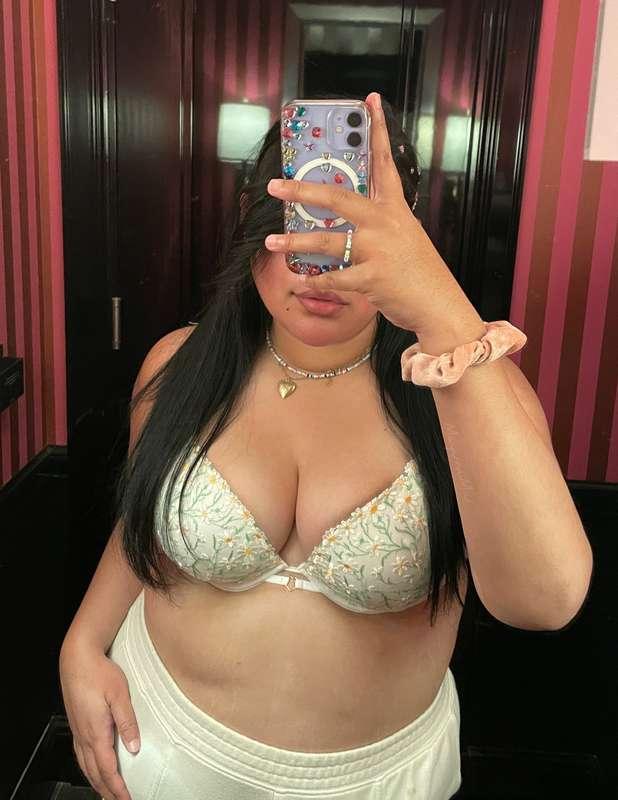 i went to Victoria’s Secret today ♡ what do you think of thi..