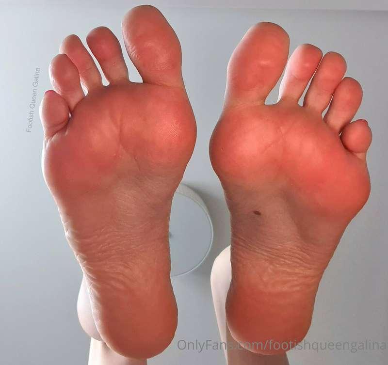 Getting up from my bed be like... hey, get your face here! 😇