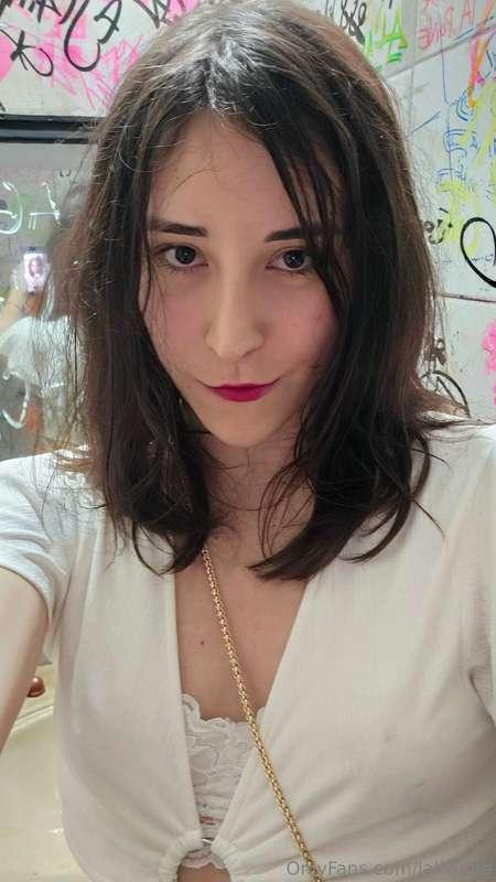 My red lips💋 always gets the most attention.. 💓