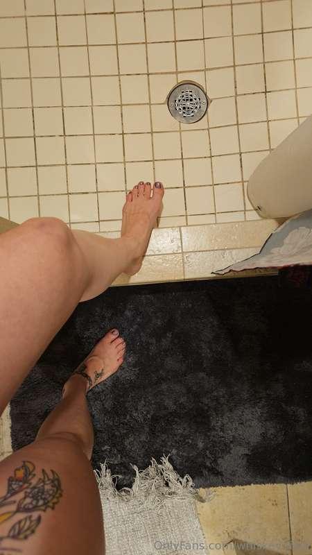 Ready for a hot shower... wanna join? 😘😘