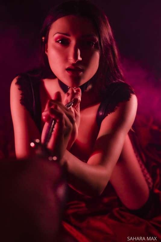 What would you do to me, if the leash was in your hands? 📸 -..