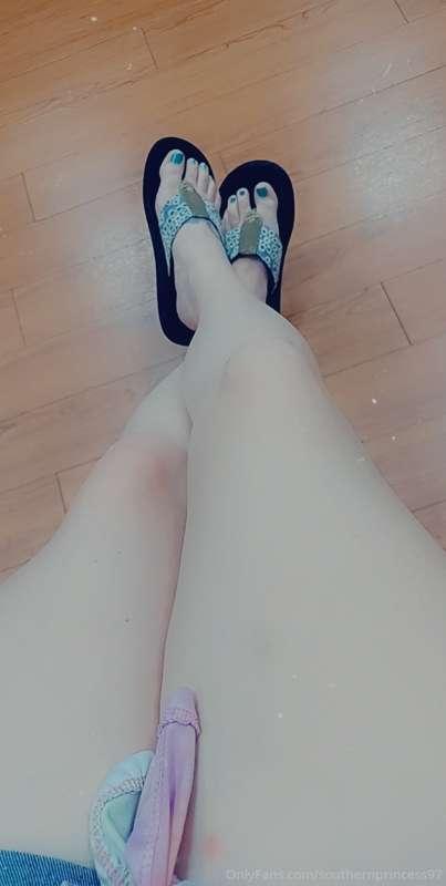 Legs for days 💋 what would you like to do with them if I was..