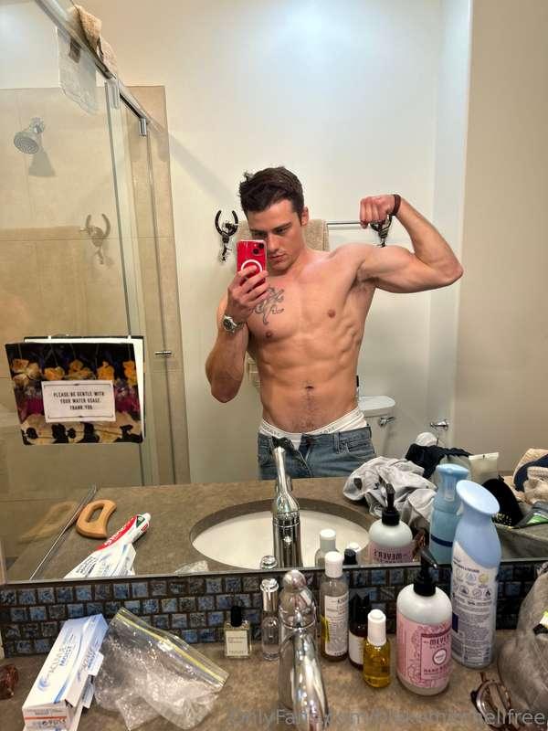 Just imagine these abs under you 🙈