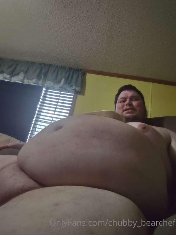 Best part of a big belly is a good spot for my plate 😝