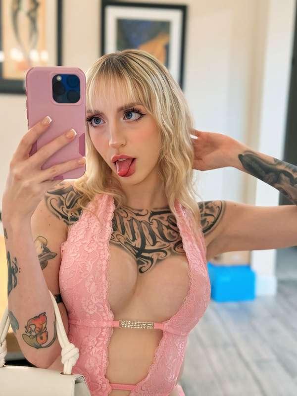 Feeling cute and a little naughty in pink… 💕😜