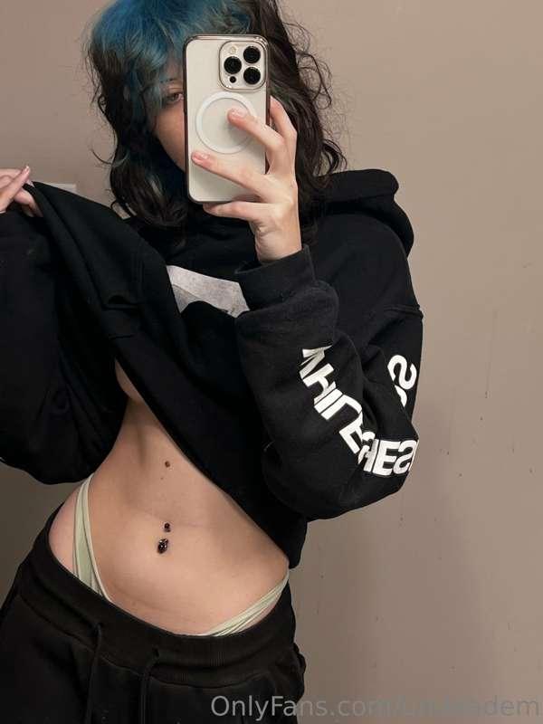 give me a reason to take off the rest in ur DMs 🖤