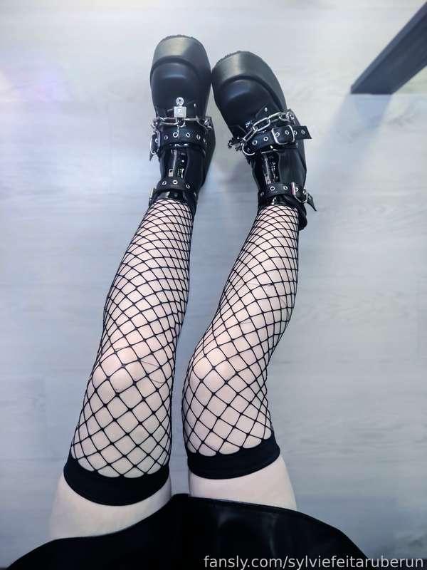 These cool badass boots are also the present I've received ♥



#fyp #legs #boots #fishnets #shoes #alt #goth #chains