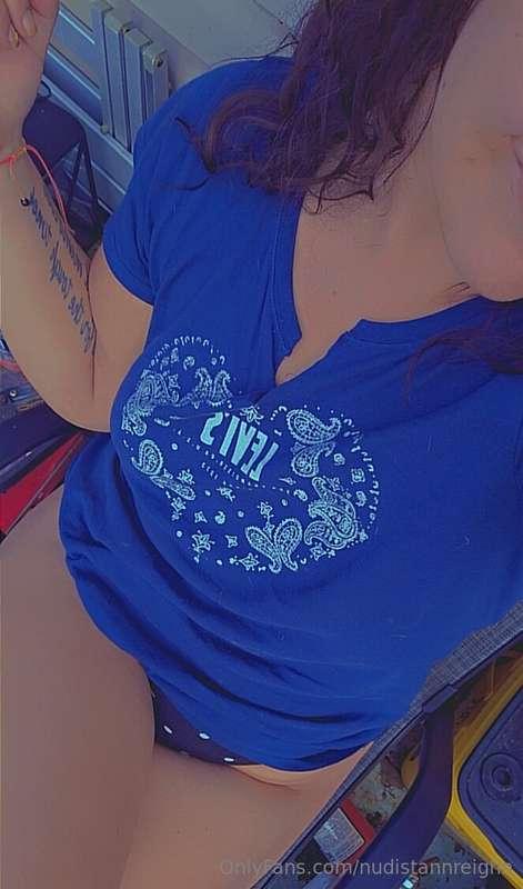 Doing my favorite thing just chilling outside in my t-shirt ..