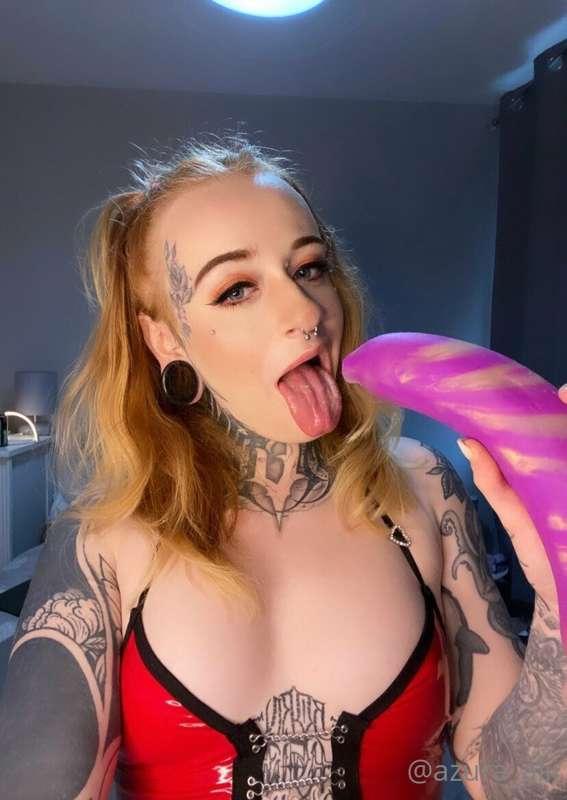 Deepthroat challenge! How much of this do you think my throa..
