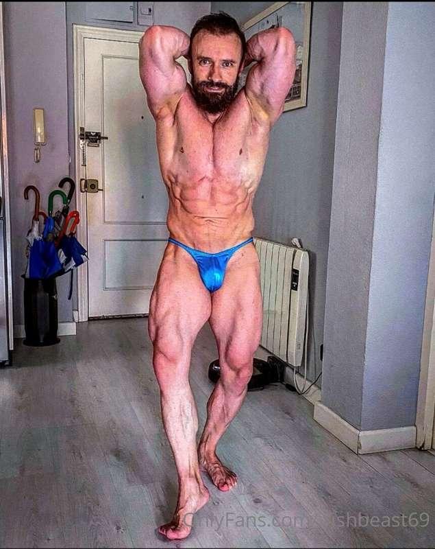 A bit of posing, practicing for the next show 😎