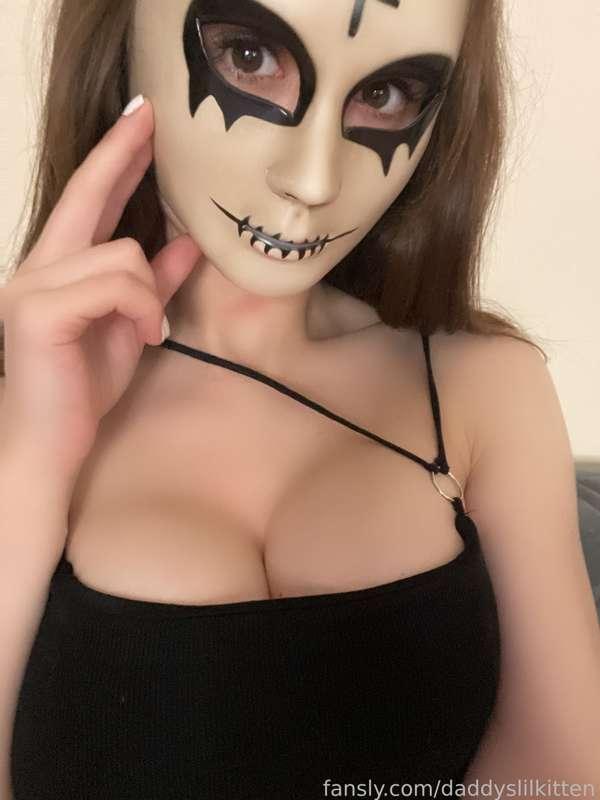 So my modem broke and my mobile data sucks, but better late than never…

Happy Halloween! 💀 👻 🎃

Did anyone of y’all dress up? I got lazy and wore a mask…