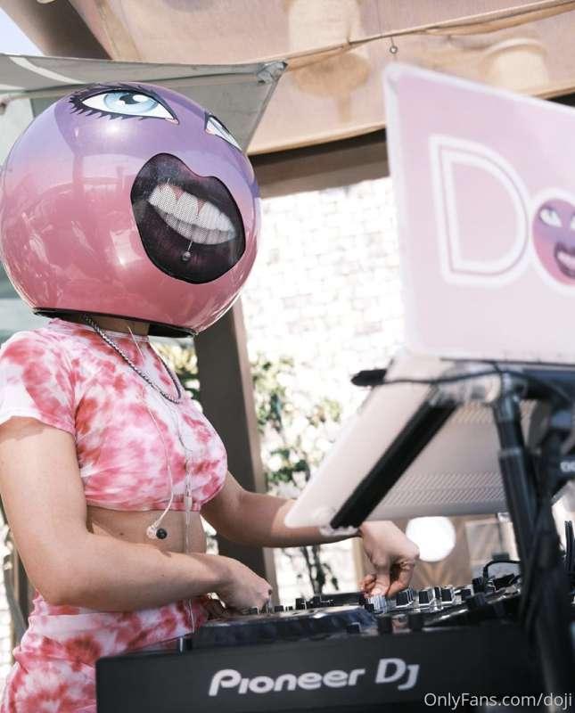 what are you listening to these days?! 🎶 🎧  tip me and comme..