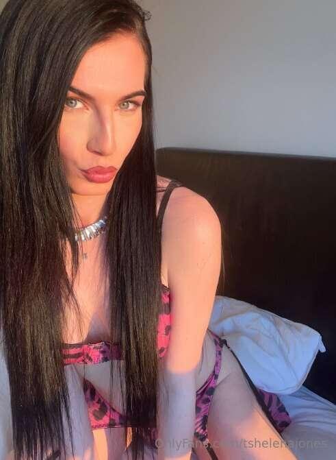 I’m bored… might touch myself just for fun 😏