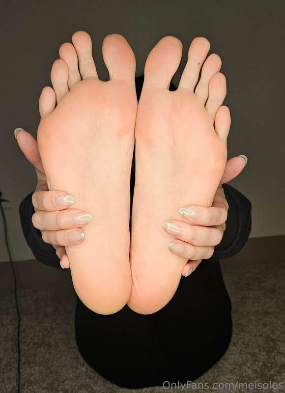 Big feet, long hands. What do you love more?