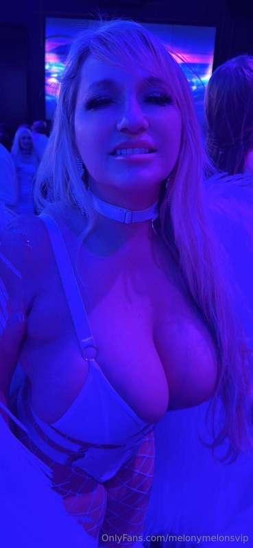 I think this is my favorite AVN outfit yet..