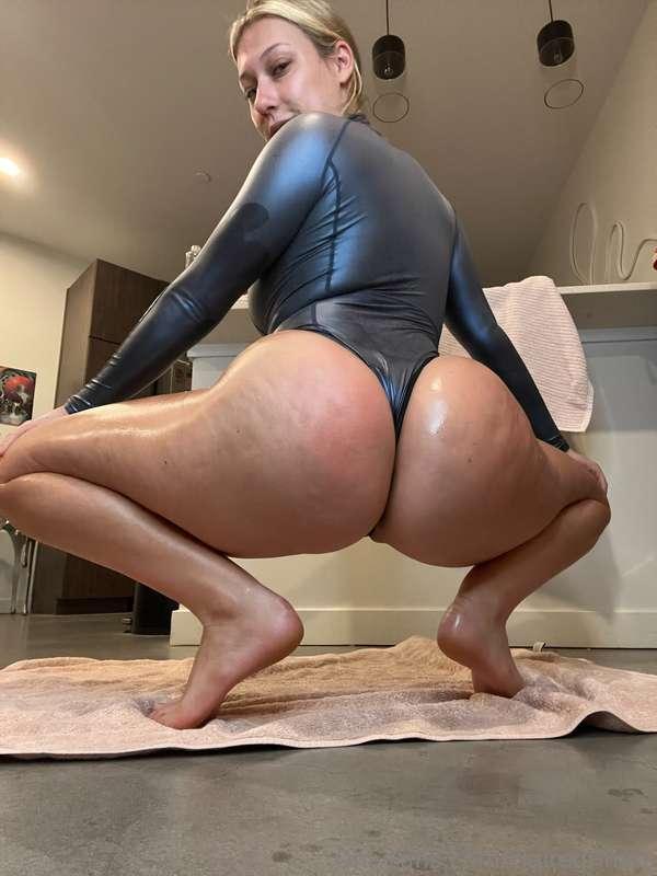 Long sleeve leohex bodysuit all oiled up😋💦  (Did a video in ..