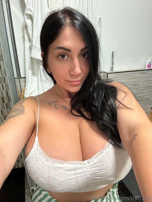 Cleavage for days, making heads turn and hearts flutter 😈
