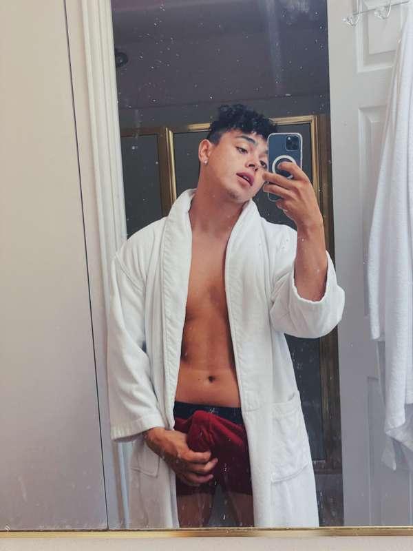 can some one give me a back rub 🥺