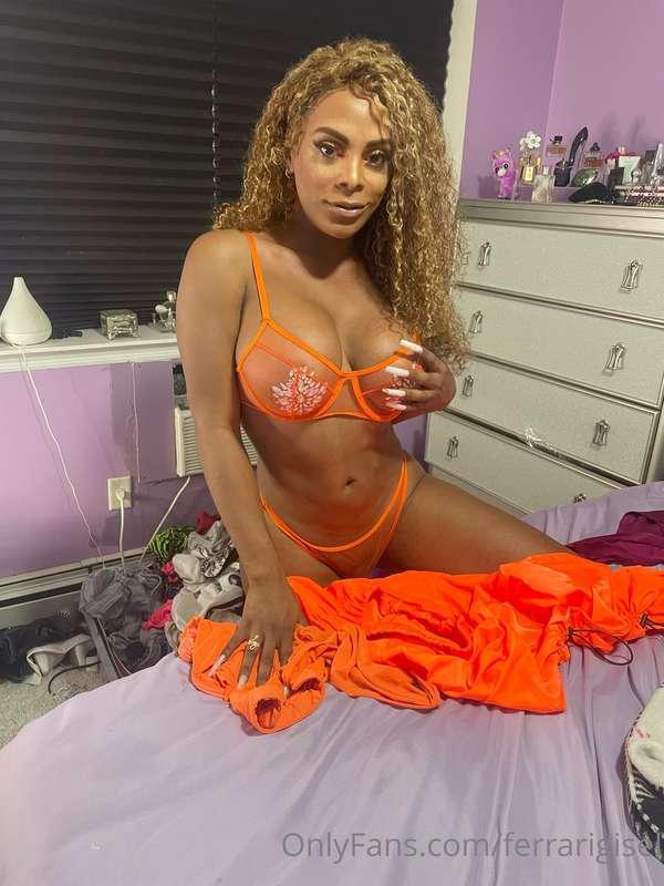 Orange 🍊 looks Good on me