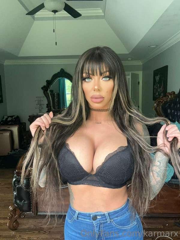 Slide your cock between my tits 🥵
