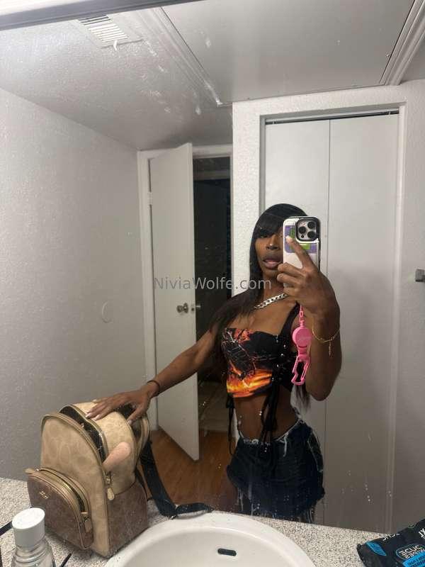 Im awake and about to shower come say hi 👋🏾 Click red circle..