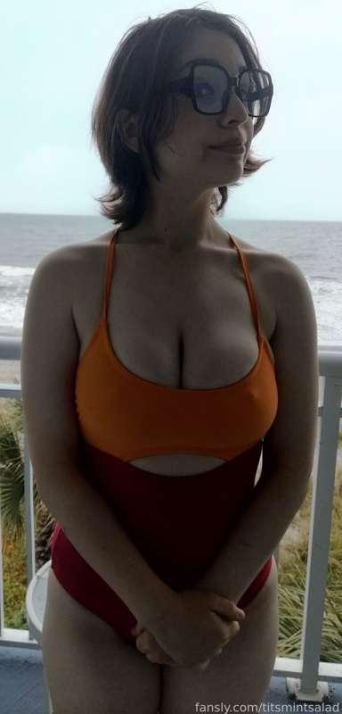 Wanna go swimming? 👀

#fyp #cosplay #velma #swimsuit #tits #ass #curvy #legs #shorthair #titsmintsalad