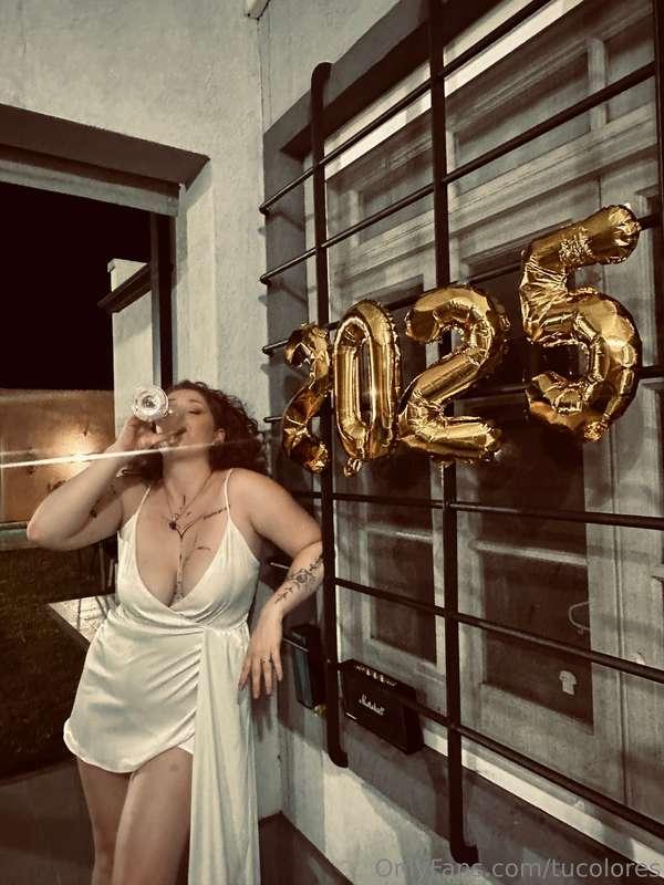 Happy new year! 🥂I hope this year we find ourselves closer! ..