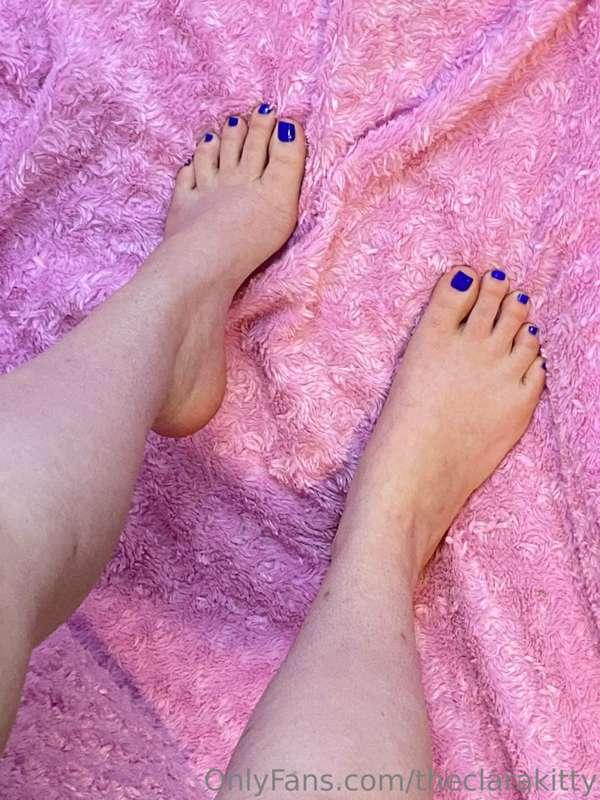 Blue toenails 😋 would you let me give you a foot job?
