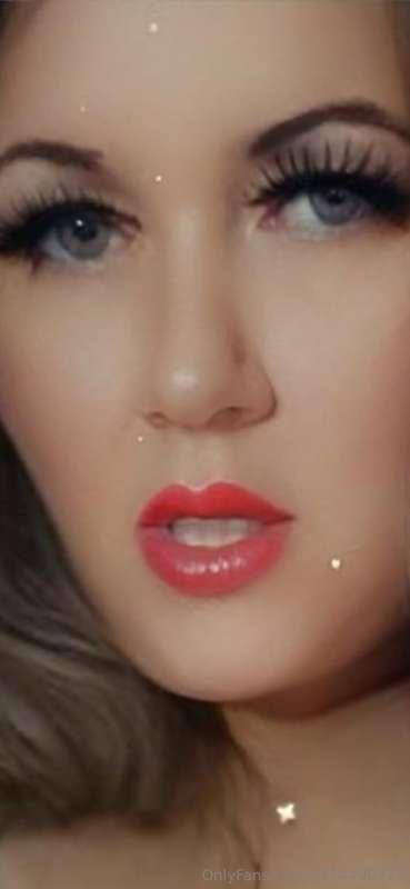 Look me in the eyes as u pound me baby xx