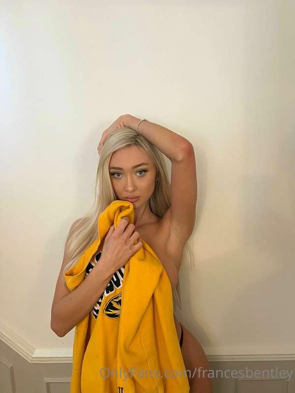 Go like all my photos for a special dirty vid in your dm 🥰😋