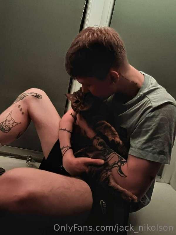 Who is cuter, me or the cat)? 😌😉