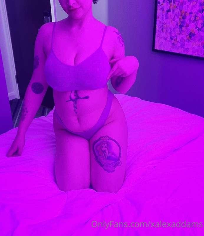 forget about your girlfriend & meeet me at the hotel 🏨 🎶