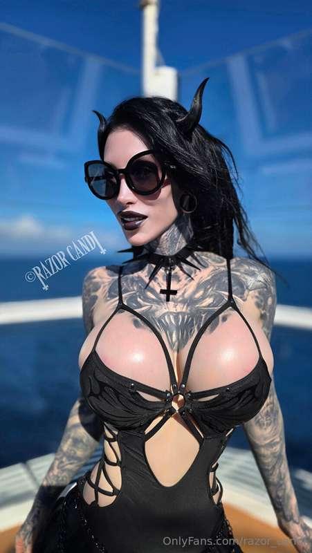 Have a wicked Sunday 😈unlock to see the topless/nude version..