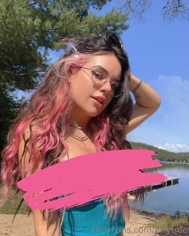 Risking it all by getting my tits out by the lake😳