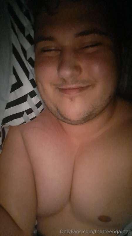 Damnn, love the way my fat hangs when lying in bed, can't wa..