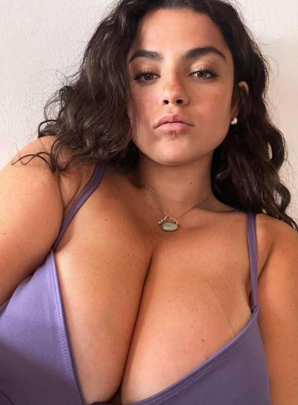 i got the ass and @melodyfcups got the boobs lmao (i've neve..