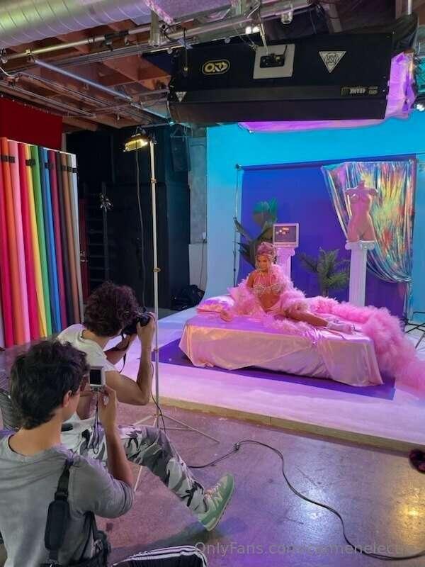 BTS of a shoot 💗📸 I hope you're ready for new content 😈