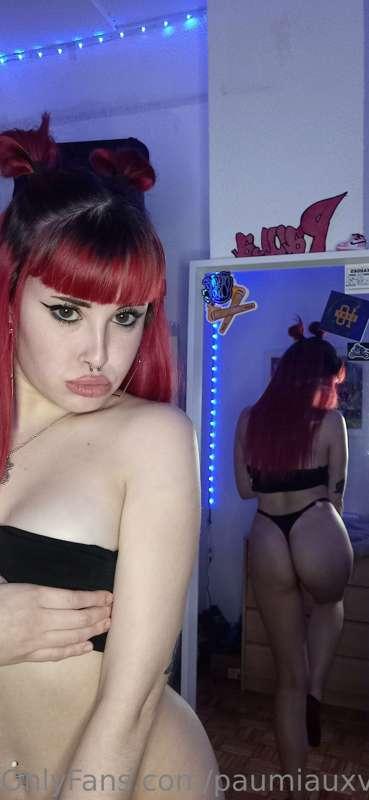 Amores... A la 1 y 10 estaré en directo por aquí... 😈🙈 podem..