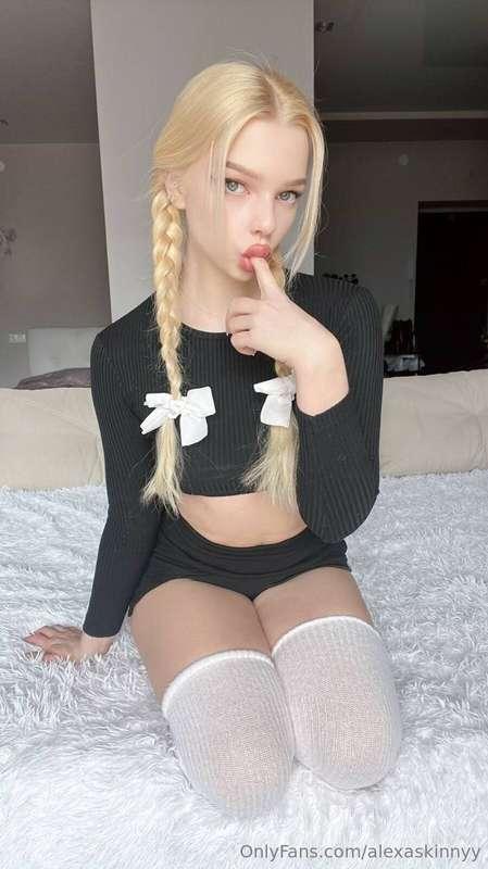 𝐅𝐑𝐄𝐄𝐄 𝐒𝐔𝐁𝐒𝐂𝐑𝐈𝐏𝐓𝐈𝐎𝐍😍 This juicy hot student @vikki_white has ..