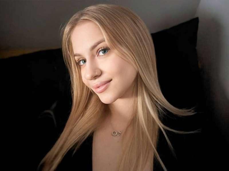 🥰Free subscription @sindy_haze 🥰This cutie with angelic face..
