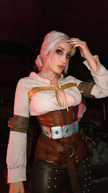 hollytwolf image #2