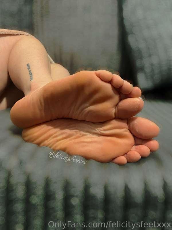 What’s the first thing your doing to me 😈💦🦶🏻