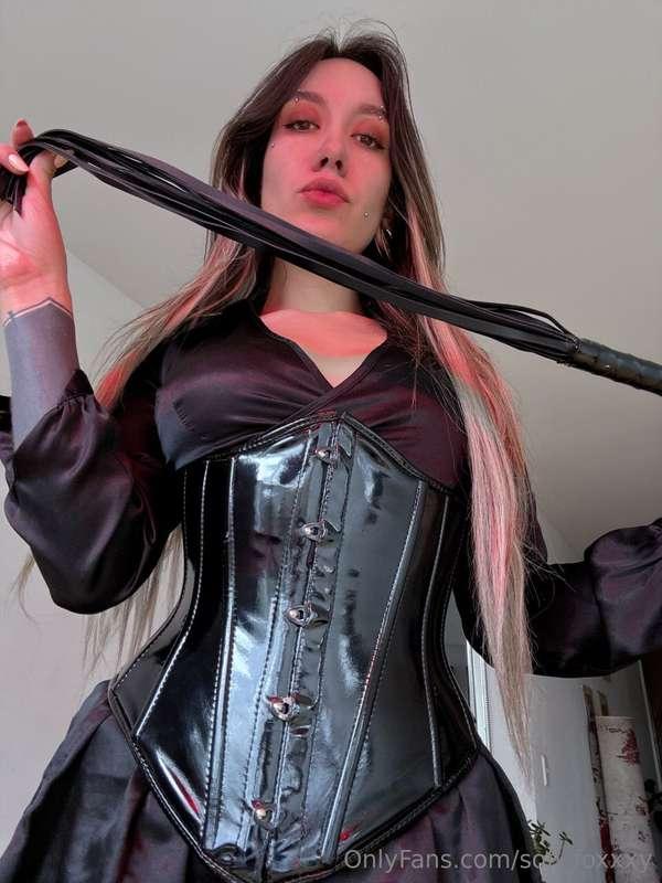 Here only my @femdomvoss rules matter: if you won't lick my ..