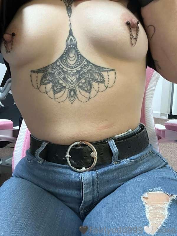 Busy day, enjoy a titty pic😝