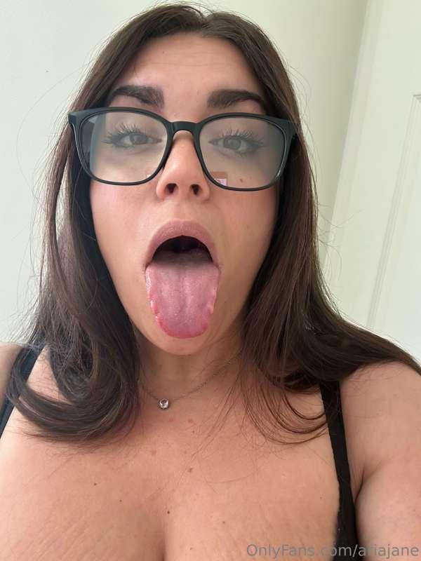 Who can cover my pretty face and glasses?! Send me tributes!..