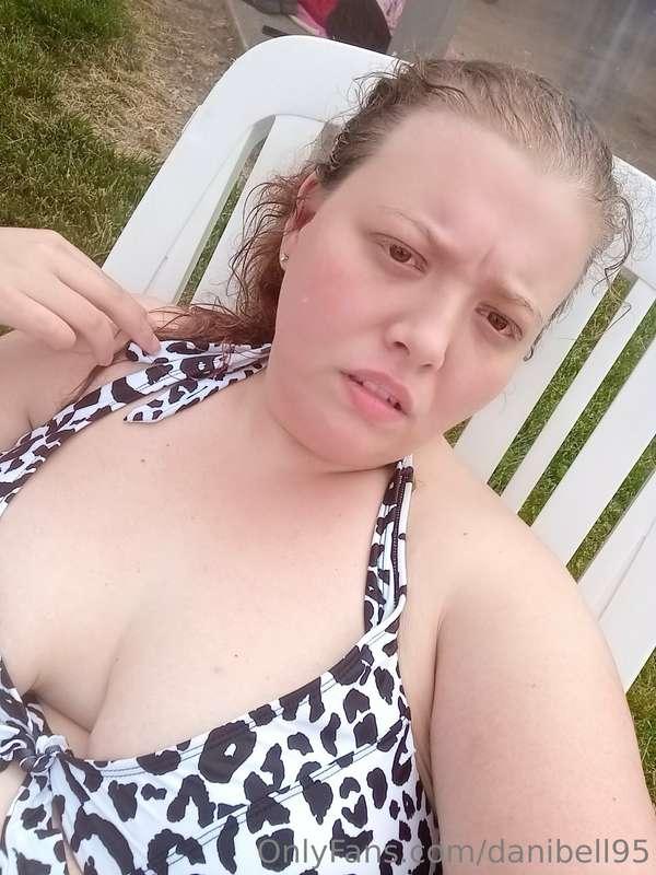 Some pics from the pool to tie you over til tonight? Y'all w..