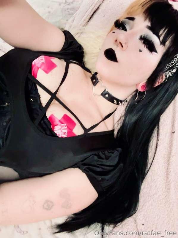 Happy Valentine’s day!💌🖤🌹💘  (The further you go, the more cl..