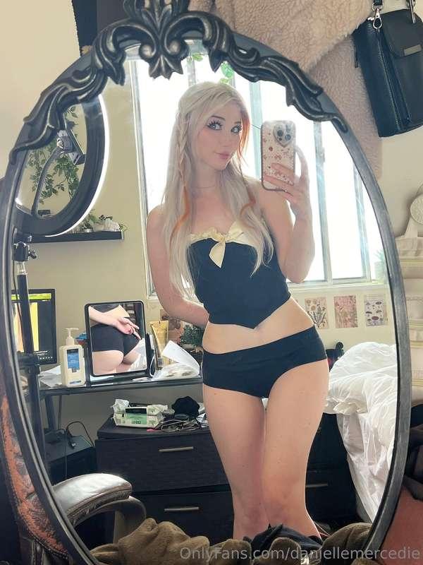 Don’t look in the mirror behind me 😳